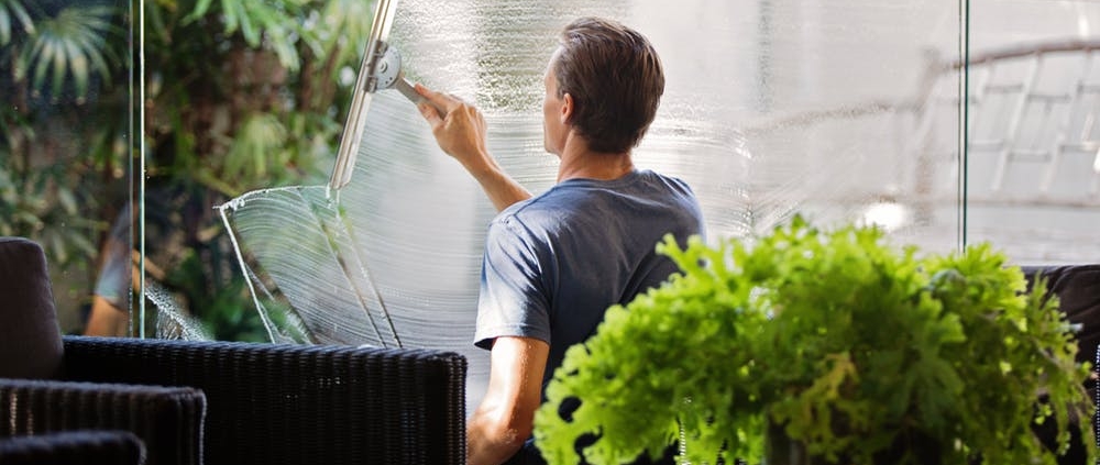 Bliv ekspert i at pudse dine vinduer med disse tips og tricks